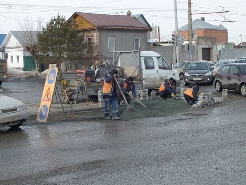 На дорогах Оренбурга ставят «заплатки»